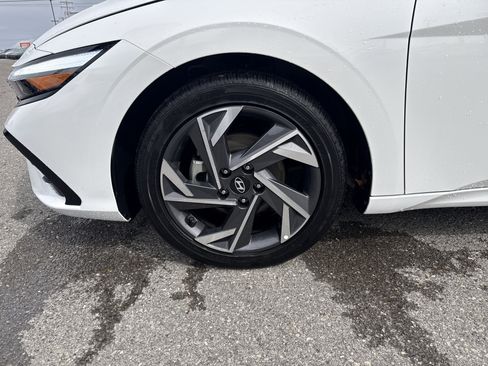 Used 2025 Hyundai Elantra SEL image 11