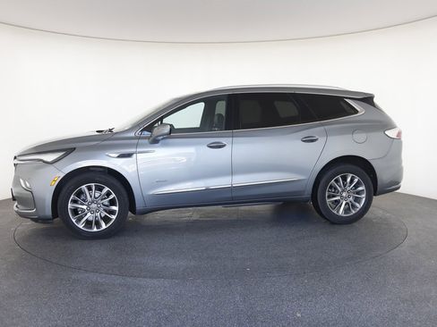 Used 2023 Buick Enclave Avenir image 5