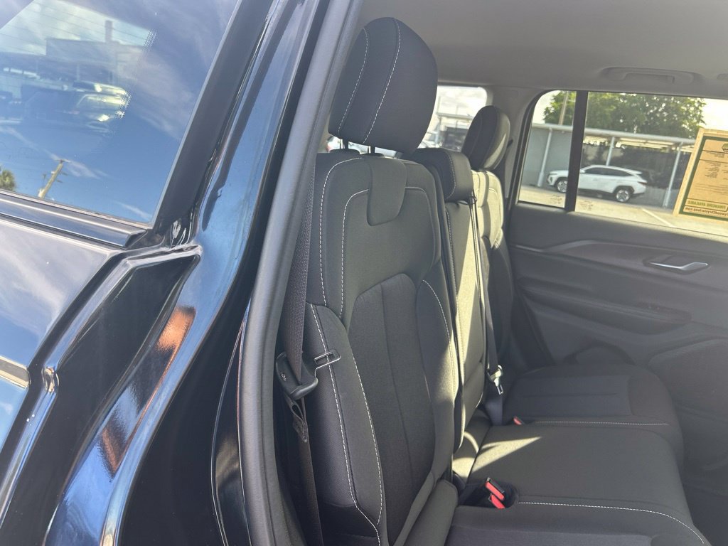 Used 2023 Jeep Grand Cherokee Laredo w/ Luxury Tech Group I RWD image 27