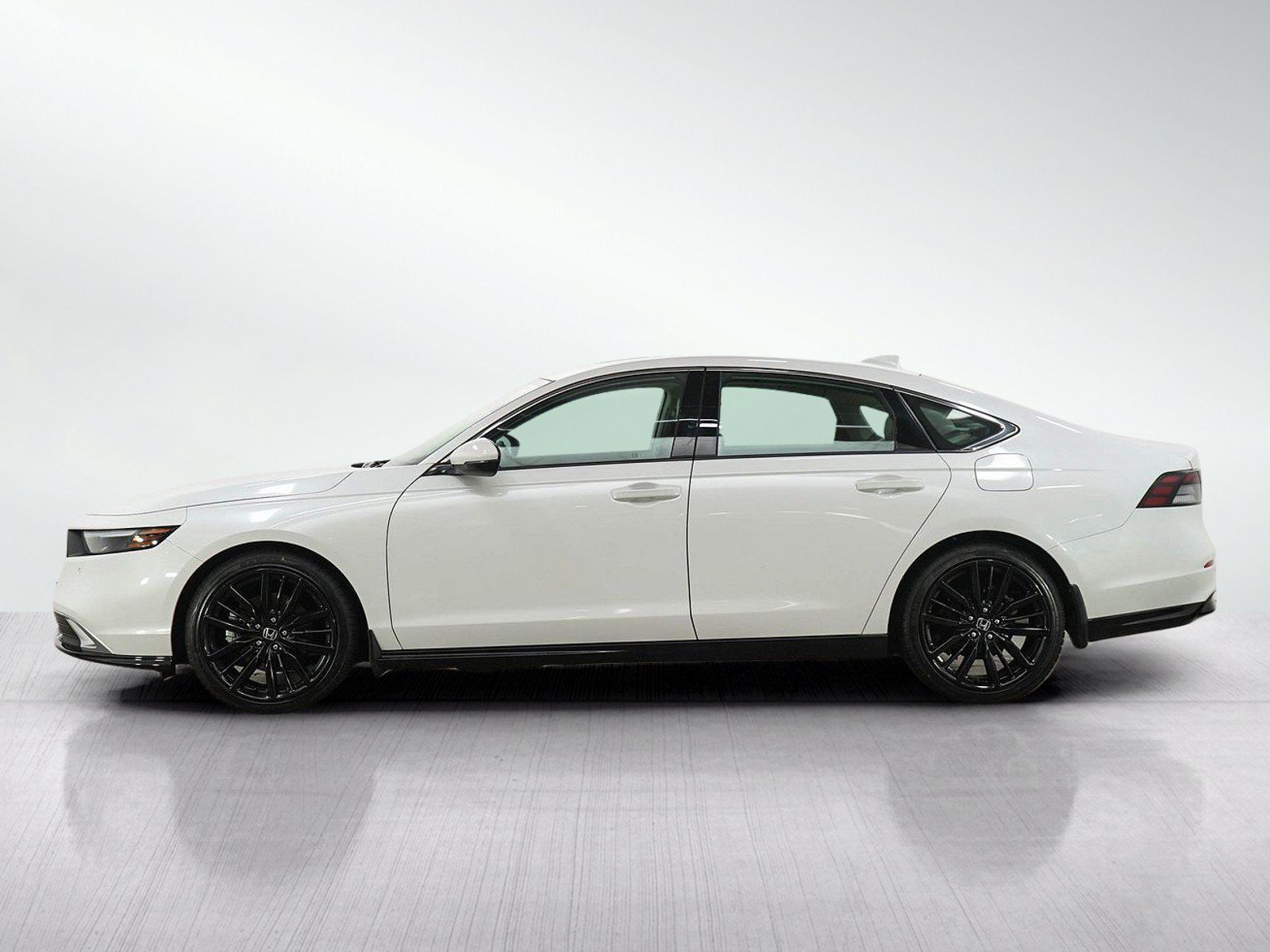 Used 2023 Honda Accord Touring image 2