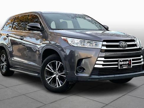 Used 2017 Toyota Highlander LE image 2