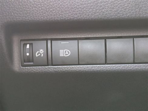 Used 2021 Toyota RAV4 XLE Premium image 31