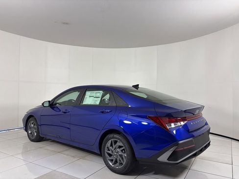 New 2025 Hyundai Elantra Hybrid FWD image 3