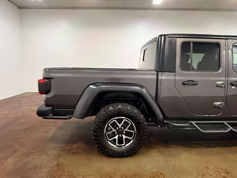 Used 2024 Jeep Gladiator Rubicon w/ Convenience Group AWD/4WD image 34
