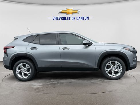 New 2026 Chevrolet Trax LS w/ LS Convenience Package FWD image 4