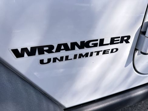 Used 2017 Jeep Wrangler Unlimited Rubicon w/ Connectivity Group AWD/4WD image 16