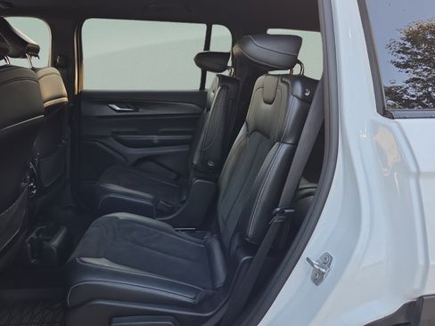 Used 2023 Jeep Grand Cherokee L Laredo RWD image 10