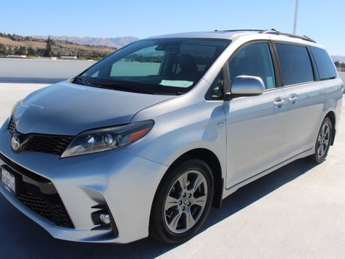 Used 2019 Toyota Sienna SE w/ SE Preferred Package AWD/4WD image 6