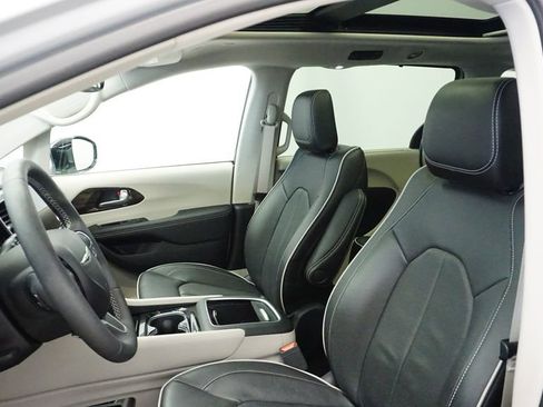 Used 2024 Chrysler Pacifica Limited AWD/4WD image 22