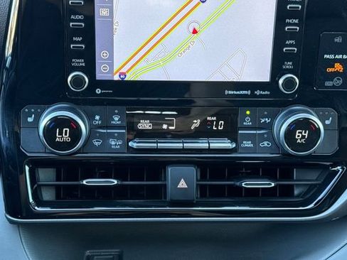 Used 2022 Toyota Highlander XLE AWD/4WD image 28