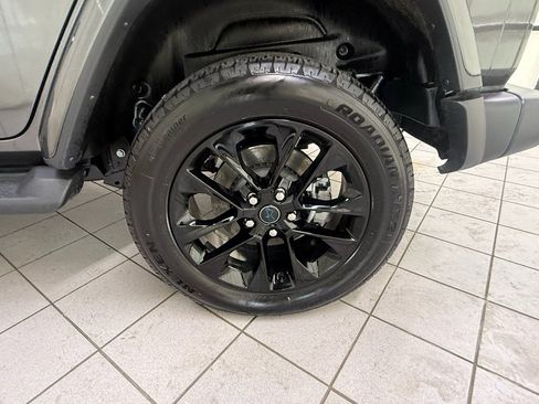 Used 2025 Jeep Wrangler Sahara image 13