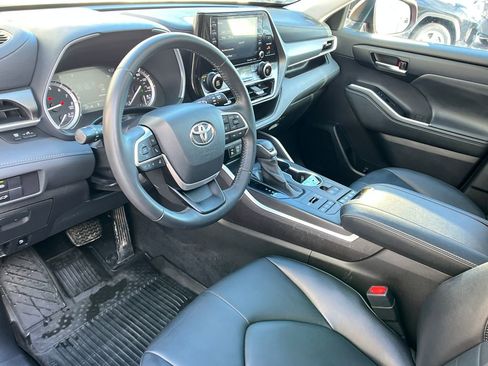 Used 2022 Toyota Highlander XLE image 10