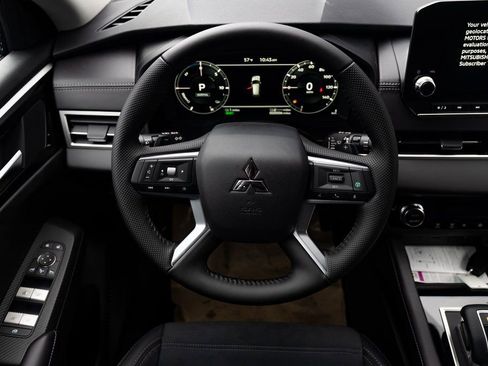 New 2025 Mitsubishi Outlander SE image 11