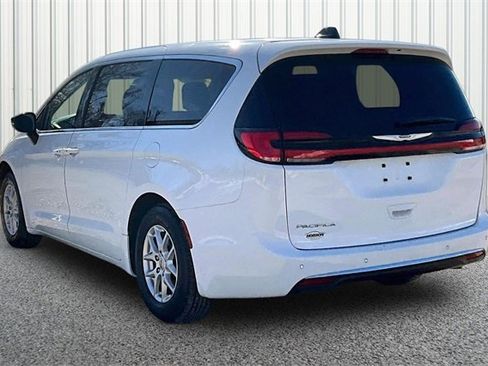 Used 2024 Chrysler Pacifica Touring-L image 11