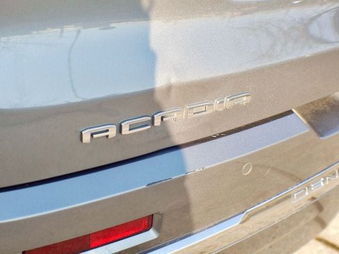 Used 2022 GMC Acadia Denali w/ Denali Ultimate Package image 11