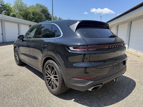 Used 2025 Porsche Cayenne AWD/4WD image 3