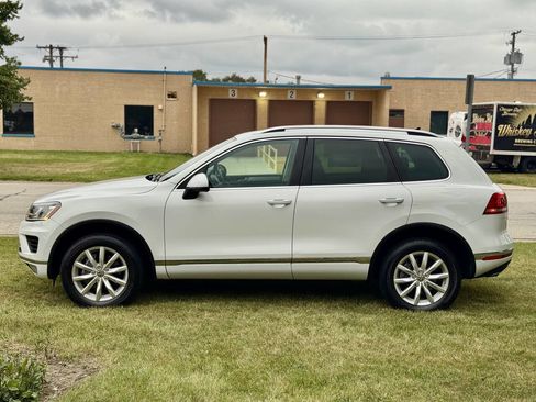Used 2017 Volkswagen Touareg Sport image 4