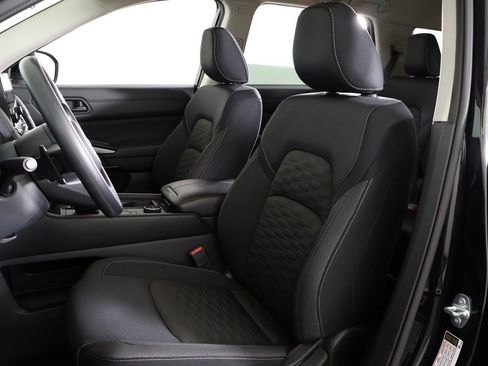 Used 2024 Nissan Pathfinder S image 28