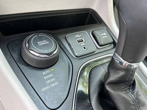 Used 2019 Jeep Cherokee Limited w/ Luxury Group AWD/4WD image 5