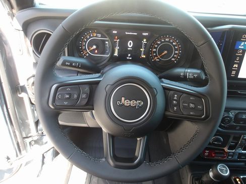 New 2025 Jeep Gladiator Rubicon w/ Steel Bumper Group image 13