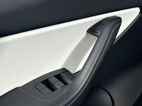 Used 2022 Tesla Model Y Long Range image 21