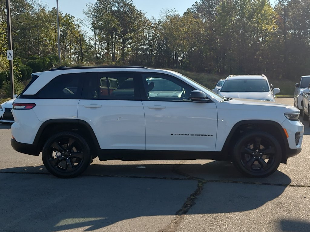 Used 2023 Jeep Grand Cherokee Altitude AWD/4WD image 6