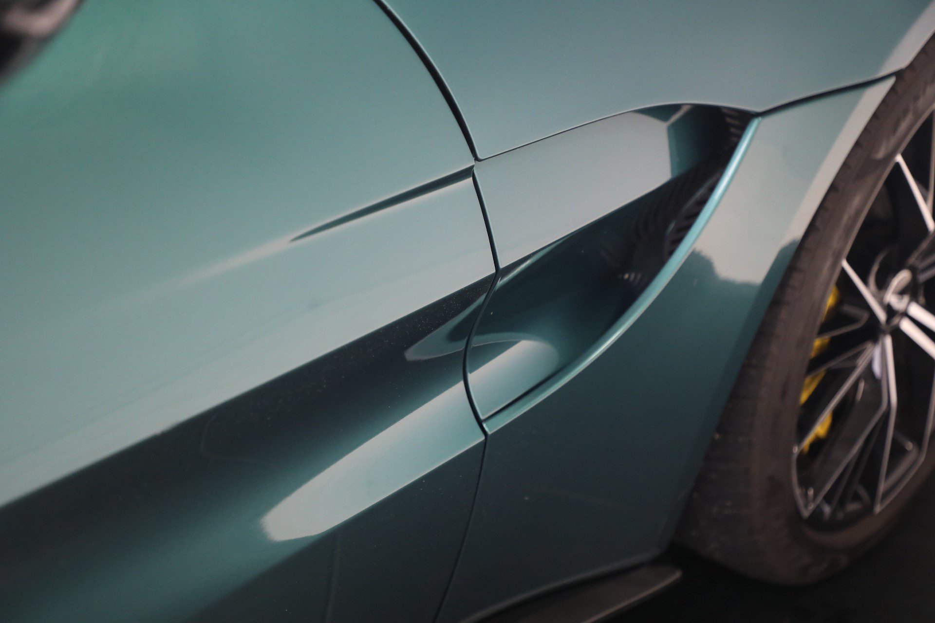 Used 2023 Aston Martin V8 Vantage Roadster RWD image 40