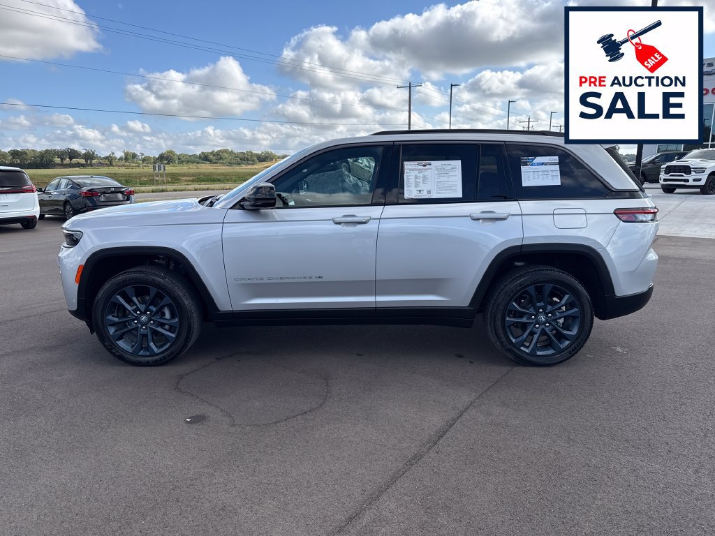 Used 2026 Jeep Grand Cherokee Limited AWD/4WD image 2
