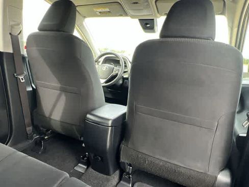 Used 2018 Toyota RAV4 LE FWD image 13