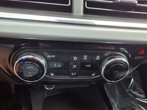 Used 2025 Chevrolet Trax LT w/ LT Convenience Package FWD image 5