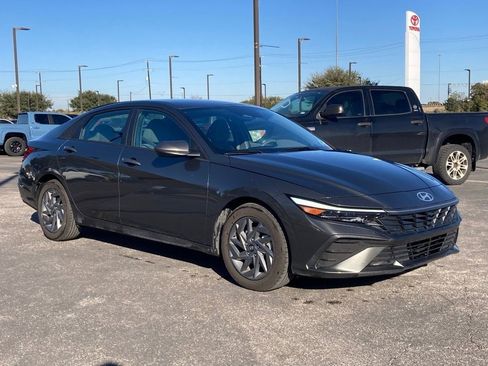 Used 2024 Hyundai Elantra SEL image 3
