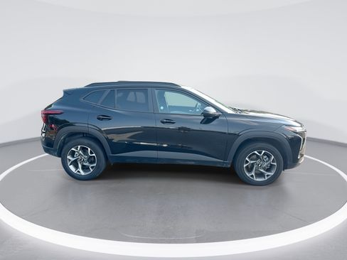 Used 2025 Chevrolet Trax LT w/ LT Convenience Package FWD image 10