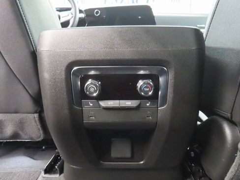 Used 2025 Chevrolet Suburban High Country image 11