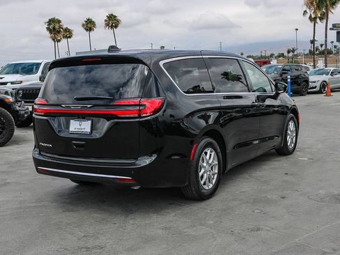 New 2027 Chrysler Pacifica Select FWD image 9