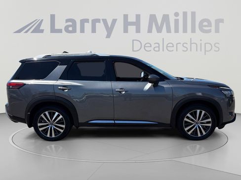 Used 2022 Nissan Pathfinder Platinum w/ Cargo Package FWD image 6