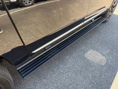 Used 2023 GMC Yukon XL Denali w/ Denali Reserve Package image 15