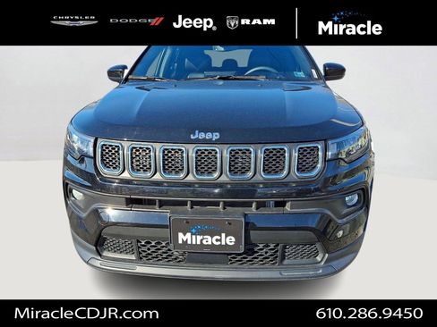 Used 2023 Jeep Compass Latitude image 2