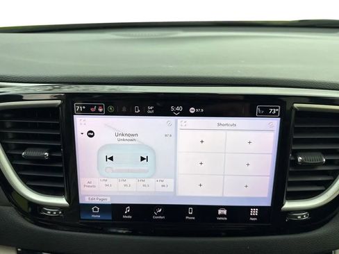 Used 2023 Chrysler Pacifica Touring-L image 21