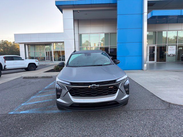 Used 2024 Chevrolet Trax RS FWD image 2