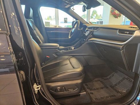 Used 2024 Jeep Grand Cherokee L Limited w/ Black Appearance Package image 24