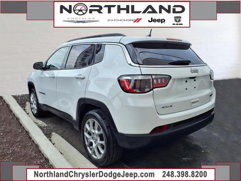 Used 2022 Jeep Compass Latitude AWD/4WD image 2