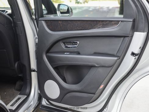 Used 2021 Bentley Bentayga AWD/4WD image 29