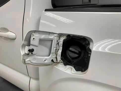 Used 2017 Toyota Tacoma SR w/ Tow Package AWD/4WD image 28