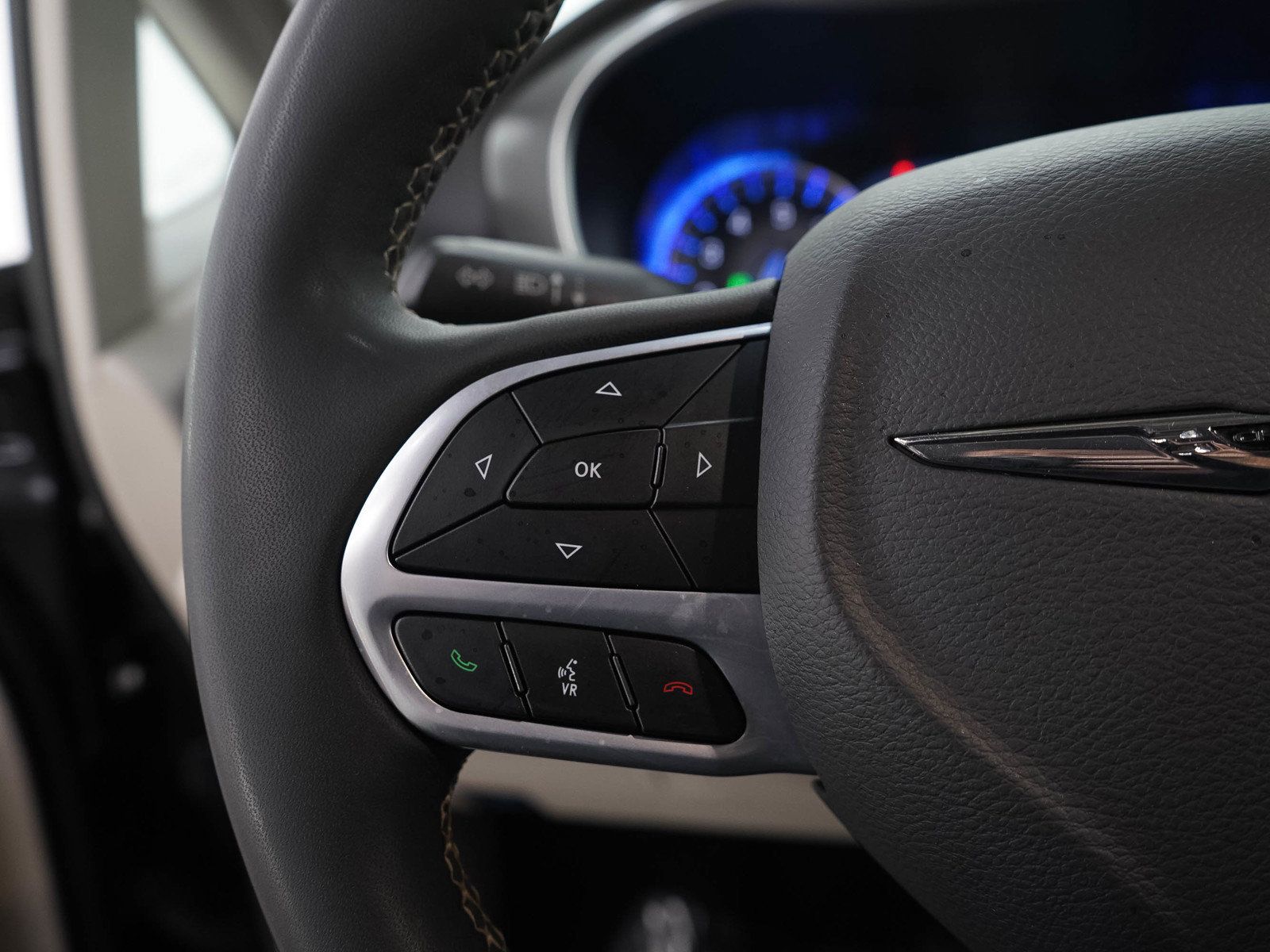 Used 2023 Chrysler Pacifica Touring-L FWD image 30