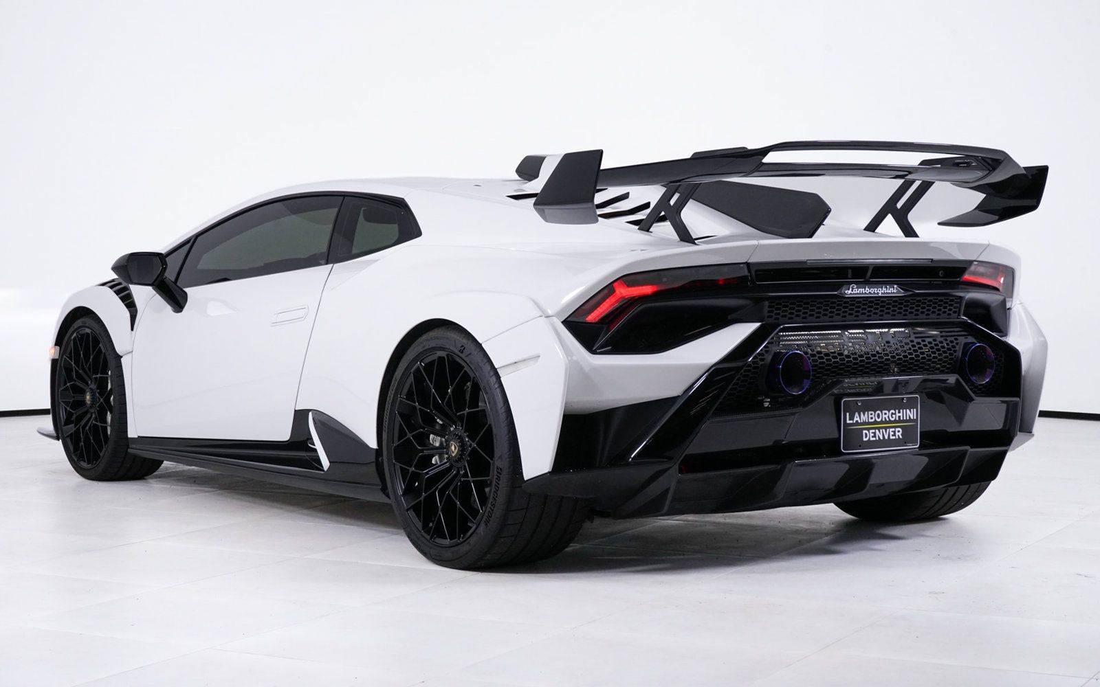 Used 2023 Lamborghini Huracan STO RWD image 17