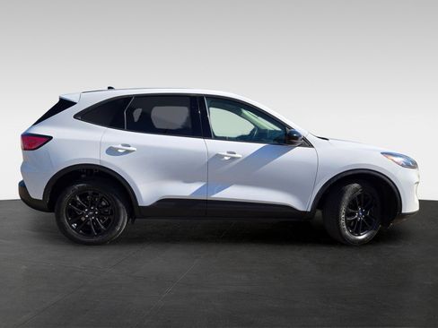 Used 2020 Ford Escape SE Sport image 3