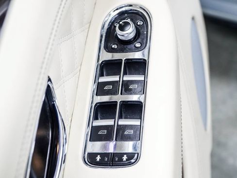 Used 2021 Bentley Bentayga AWD/4WD image 46