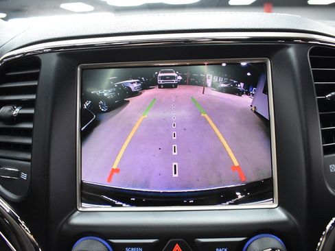 Used 2017 Jeep Grand Cherokee Overland image 32