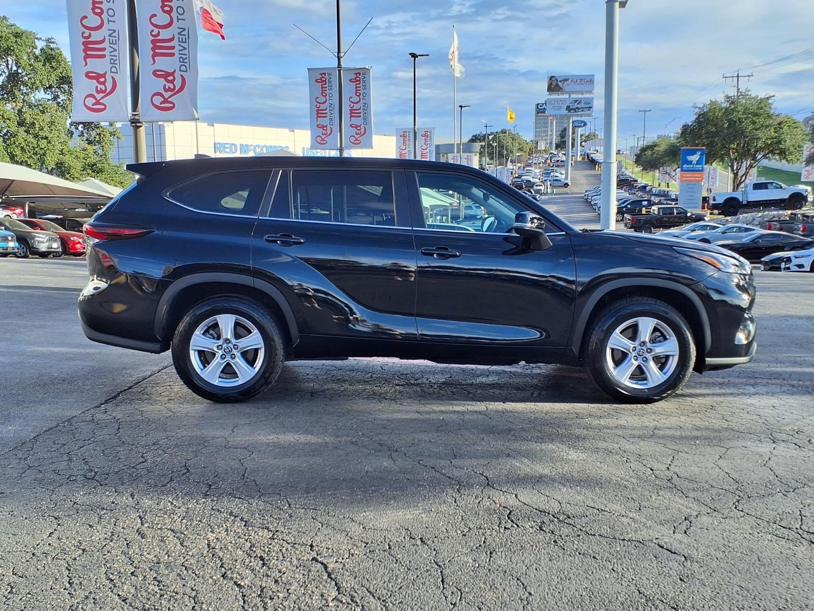 Used 2025 Toyota Highlander LE FWD image 5