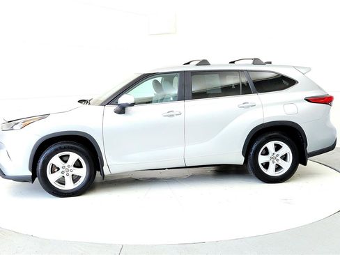 Used 2023 Toyota Highlander LE AWD/4WD image 3